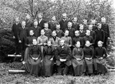 Läsbarn födda 1879 med kyrkoherde Samelius. Sittande från vänster  som nummer 2 är Emilia Nyberg från Ellagård. Stående på bänken längst till vänster är Johan Mikael Nylander från Nygården i Skog.