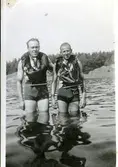 Gåva av Kenneth Larsson, son till Gösta Larsson. Fotografier från Gösta Larssons tjänstgöring i flottan. Fotografier från 1937 - 1954.
Övning ska ske med syrgasutrustning