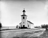 Lingbo kapell med gamla skolan i bakgrunden.