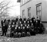 Läsbarn i Skog med kyrkoherde Samelius utanför kyrkskolan. Gerda Lindberg född 1889 är med.
