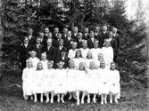 Kyrkoherde Roland med läsbarn i Skog år 1920. Kyrkoherde i Skog mellan 1916-1930.
