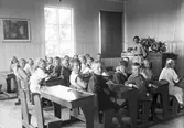Fröken Rosvall med sin klass i Östby skola.