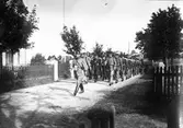 Hälsinge regemente passerar gården i Östby under Första världskriget. Hillströms hus till vänster.