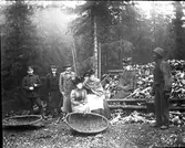 Kvinnor och män vid kolmila.