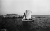 Segelbåt med tre män.
