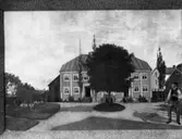 En avfotograferad tavla, föreställande Växjö gamla fattighus, rivet ca 1900.