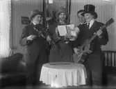 Utklädda ungdomar spelar instument.