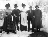 Utklädda kvinnor och män.