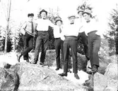 Gruppbild, unga män.
