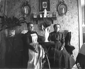 Två kvinnor i varsin fåtölj.