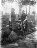 Två kvinnor i folkdräkt.