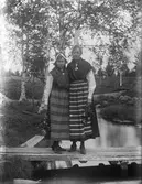 Två kvinnor i folkdräkt.