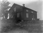 Två kvinnor utanför bostadshus.