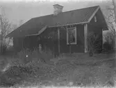 Banvaktstuga av SJ 1872-års modell, nr 56 Norrbo, numera riven, låg utmed norra stambanan. Från Ockelbo räknat låg den strax efter järnvägsstationen i Mo grindar, även den riven.