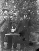 Tre personer dricker eventuellt punch.