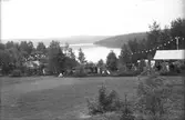 Vy över festplats och sjö.