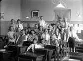 Gamla skolan i Bergby omkring 1936-37. Längst fram från vänster: Bertil Viklund (Häckelsäng), Lennart Silén (Sjökalla) och Stig Eklund (Bergby). Andra raden från vänster: Thea Elg (Bergbybacken), Anna Sandin (Häckelsäng), Ivan Jonsson (Åbyn), Ingrid Sjöberg (Häckelsäng), Ebba Högvall (Wij), Lärarinna Mia Westerberg, Anna Sundkvist (Häckelsäng), Britta Jonsson, Olle Lindberg (Wij), Martin Häggblom (Häckelsäng), Arne Persson (Sjökalla), Arne Öberg (Berg) och Pettersson (Bergby). Längst bak från vänster: Anna-Lisa Vinkvist (Fors), Birger Viklund (Häckelsäng), Rune Andersson, Olle Lindström (Häckelsäng), Yngve Andrén (Åbyn) och Karl Gustaf Pettersson.