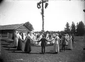 Midsommardans, troligen vid Högbackens fäbodar, 1910-tal.