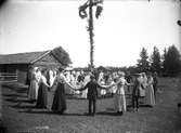 Midsommardans, troligen vid Högbackens fäbodar, 1910-tal.
