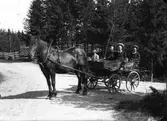 Fabrikör Jöns Wilander med barn, häst och vagn. Barnen heter från vänster: Gustaf, Anna och Astrid.