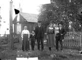 Gruppbild, familjen Holmkvist i Åbydal, från höger Johan Holmkvist, Melinda Holmkvist och dottern Lilly.