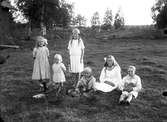 Syskonen Åbom, Sjökalla, i gröngräset med hund och kanin, omkring 1925. Barnen från vänster: Mary, Lisbeth, Mia (sommarbarn), Gösta, Vilma och Calle Åbom.