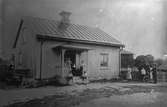 Familjen Wiberg utanför bostadshuset i Wij.