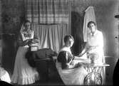Tre kvinnor i en syateljé. Foto 1910-talet. Kvinnorna är Alma Lundgren-Åsbrink, Anna Olsson född Sundin, Råhällan och Karin Bergkvist-Hedvall.