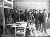 Gruppbild, timmermän, troligen Villanders bygge i Bergby, nuvarande sjuksköterskebostad. Foto ca 1930. Från vänster: Gustav Sjöström, nr 2 Emil Ljunggren, nr 3 Adolf Ljunggren och nr 9 Oskar Ljunggren.