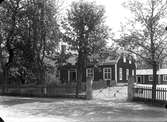 Gamla skolan (Kyrkskolan) i Bergby, byggd 1828. Flyttad på 1940-talet och delvis ombyggd för att bli kommunalhus och landsfiskalbostad.