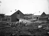 Emil Norlins ladugård i Häckelsäng under byggnad på 1930-talet eller tidigare. Nr 5 från vänster Herman Larsson, Häckelsäng.