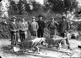 Ostkustbanan byggs, en grupp rallare med förman. Personerna från vänster: nr 3 Eriksson, Hamrångefjärden, nr 4 Anton Östlund, Häckelsäng och nr 5 Georg Hedberg, Totra.