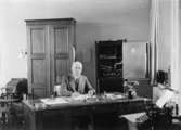 E.H.V. Janzon, postmästare (1938 - 1940) i sitt tjänsterum, f. 5/8 1884 - d. 7/9 1945.  Foto omkring 1938.