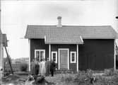 Gruppfoto på gården framför huset.