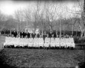 Gruppfoto av konfirmander, kyrkoherde Hulling.