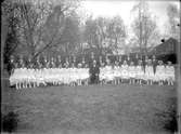 Gruppfoto av konfirmander med kyrkoherde Olof Svahn.