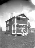 Familjebild på verandan från början av 1900-talet.