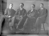 Gruppfoto av fyra män från början av 1900-talet.