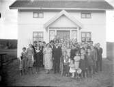 Gruppfoto framför huset, från början av 1900-talet.