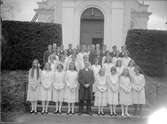 Gruppfoto av konfirmander i Lima med kyrkoherde Henrik Lindberg.