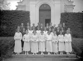 Gruppfoto av konfirmander med kyrkoherde Petrus Nordblad.