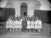 Gruppfoto av konfirmander med kyrkoherde Henrik Lindberg.