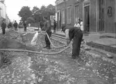 Vid Södermalmstorg och Brunnsgatan. Vattenbegjutning av spårbädden.