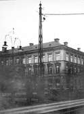 Ledningsstolpe vid Rådhusesplanaden. Huset i bakgrunden Nygatan och Norra Rådmansgatan