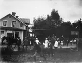 Folkfest av okänt slag med bl a indianryttare. Okänd plats.
