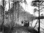 Gruppbild, fem vuxna och ett barn, bilden tagen vid sjö.
Originaltext: Taget i Sveden den 7 maj, Gustava-dagen, 1922.