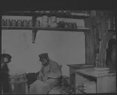 Från fabriken, inläggning i ett bord (på modellkammaren.)

Gustav Arvid Asplund verkmästare på Gefle Porslinsfabrik på               1910-talet. Förmodligen var han även anställd hos föregångaren,
Gefle Kakelfabrik.
Bilderna har han själv identifierat, bildtexterna är också han egna.
