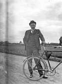 Köpman Emil Berglund med cykel. Fors, Torsåker.
