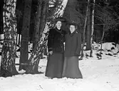 Två kvinnor på vinterpromenad. Troligtvis i Gammelstilla, Torsåker.