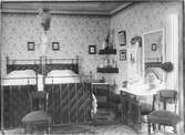 Interiör, sängkammare, hos familjen Björk. Foto år 1898.